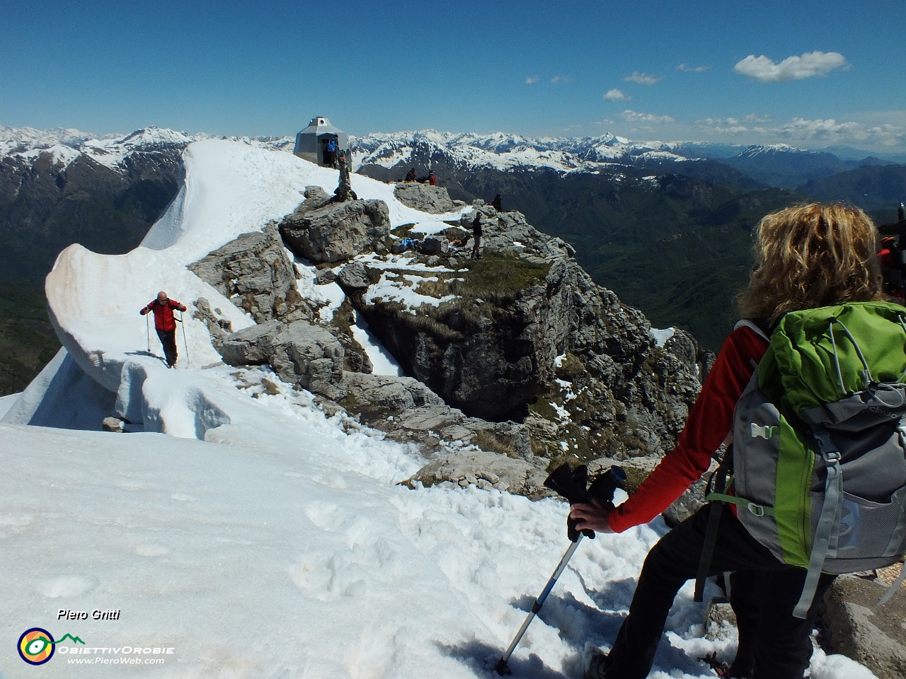 34 Passaggio alla croce e al bivacco sul filo della cornice di neve.JPG